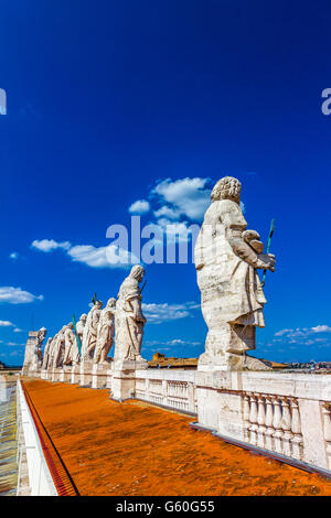 Le statue sulla sommità di piazza san Pietro nella Città del Vaticano Foto Stock