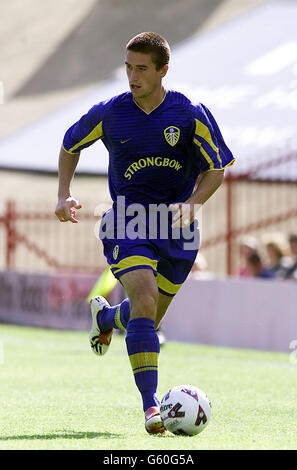 Harry Kewell di Leeds Utd in azione durante la pre-stagione amichevole contro Barnsley. *2/12/2002 : Harry Kewell, attaccante di Leeds United, che ha cercato di allontanarsi dalle notizie di una spaccatura con Elland Road e il compagno di squadra australiano Mark Viduka. Viduka ha affermato che Kewell gli ha parlato a malapena da quando si è trasferito al club dello Yorkshire da Celtic. Tuttavia, Kewell ha detto al Sydney Morning Herald: "Non ho mai avuto problemi con Mark e non ho idea di cosa sta cercando di ottenere con i suoi commenti. "Sono sicuro che i suoi commenti deluderanno i fan di Leeds e dell'Australia. "Ho sempre creduto Foto Stock