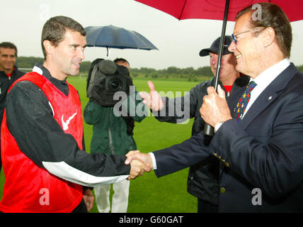 Il manager del Manchester United Sir Alex Ferguson presenta l'ex star di James Bond, Roger Moore, al capitano Roy Keane, durante la visita degli attori al campo di allenamento di Manchester United. Moore è stato in città nel suo ruolo di Ambasciatore di buona volontà dell'UNICEF e presenterà Sir Alex, con un premio speciale quando sarà nominato rappresentante speciale per l'UNICEF UK dalla carità dei bambini. Foto Stock