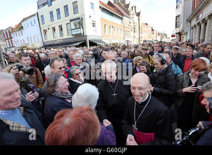 L'arcivescovo di Canterbury il reverendo Justin Welby (centro) saluta la popolazione locale quando arriva a Market Cross, Chichester, nell'ultimo giorno del suo pellegrinaggio in preghiera davanti alla sua intronizzazione come arcivescovo di Canterbury giovedì. Foto Stock