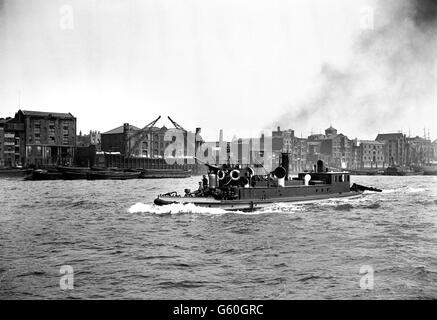 Firefloat 'Beta' pattugliando il Tamigi durante lo sciopero, 1 agosto 1910 Foto Stock