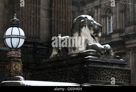 Primavera 23 marzo. Statua del leone coperto di neve nel centro di Leeds. Foto Stock