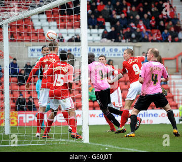 Andy Williams di Swindon Town fa scendere la palla dalla coda di Enoch Showunmi della contea di Notts durante la partita della Npower Football League 1 al County Ground, Swindon. Foto Stock