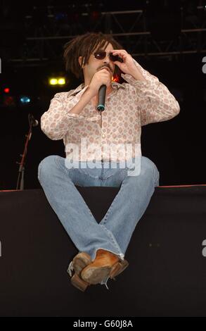 Adam Duritz, cantante di Counting Crows, si esibisce sul V Stage al festival musicale V2002 a Hylands Park, Chelmsford. Foto Stock