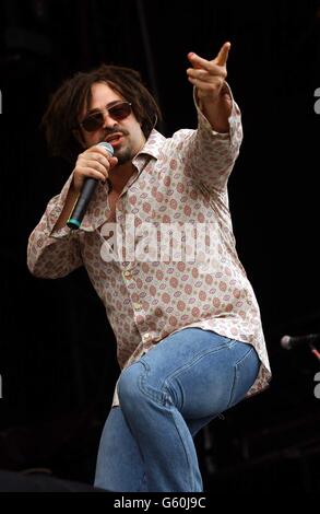 Adam Duritz, cantante di Counting Crows, si esibisce sul V Stage al festival musicale V2002 a Hylands Park, Chelmsford. Foto Stock