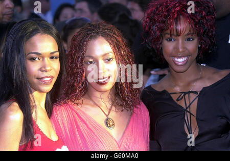 (L-R) Michelle Williams, Solange Knowles (sorella minore di Beyonce) e Kelly Rowlands of Destiny's Child arrivano alla prima mondiale di Austin Powers: Goldmember agli Universal Studios di Hollywood. Foto Stock