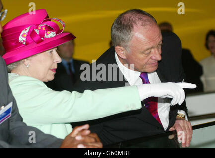 Il sindaco di Londra Ken Livingstone (a destra) con la regina Elisabetta II durante una visita quando ha formalmente aperto il Municipio, che ospita l'Assemblea di Londra, sulla riva sud del Tamigi, vicino al Tower Bridge. *lo splendido edificio, progettato da Foster e Partners, e costruito da Arup & Partners, dispone di una sala riunioni, sale riunioni e strutture pubbliche, oltre ad uffici per il Sindaco, i membri dell'Assemblea di Londra e il personale della Greater London Authority. Offre 185,000 piedi quadrati (lordi) di spazio su dieci livelli che possono ospitare 440 persone e membri del personale. Foto Stock