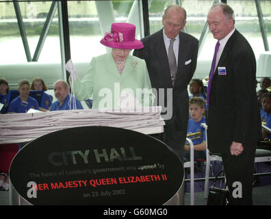 Queen Elizabeth II ufficiale apre il Municipio Foto Stock