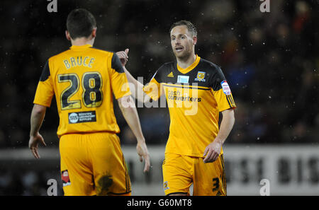 David Meyler di Hull City parla con Alex Bruce (a sinistra) Foto Stock