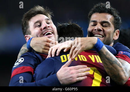 Calcio - UEFA Champions League - Round of 16 - seconda tappa - Barcellona / AC Milan - Nou Camp. Lionel messi di Barcellona (a sinistra) festeggia con Daniel Alves (a destra) e David Villa dopo il terzo traguardo Foto Stock