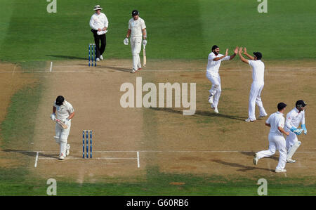 Monty Panesar (quarta a destra) in Inghilterra festeggia con Alastair Cook (terza a destra) dopo aver preso il wicket di Hamish Rutherford (a sinistra) della Nuova Zelanda durante il terzo giorno della seconda partita di test alla Hawkins Basin Reserve, Wellington, Nuova Zelanda. Foto Stock