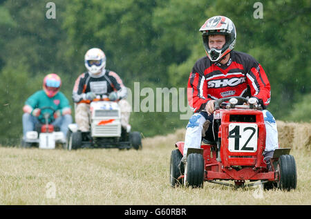 Pulborough Tosaerba Racing Foto Stock