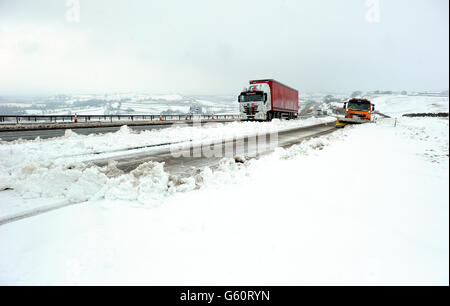 Un aratro da neve libera la A66 vicino a Bowes, dove la strada è stata chiusa per diverse ore a causa della neve pesante, come i previsori hanno avvertito che è in corso un altro scatto freddo - con parti del paese di fronte più neve e temperature gelide. Foto Stock