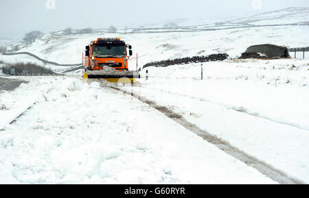 Un aratro da neve libera la A66 vicino a Bowes, dove la strada è stata chiusa per diverse ore a causa della neve pesante, come i previsori hanno avvertito che è in corso un altro scatto freddo - con parti del paese di fronte più neve e temperature gelide. Foto Stock