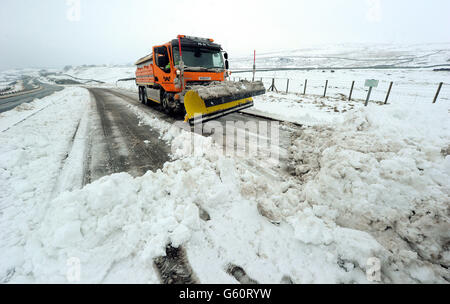 Un aratro da neve libera la A66 vicino a Bowes, dove la strada è stata chiusa per diverse ore a causa della neve pesante, come i previsori hanno avvertito che è in corso un altro scatto freddo - con parti del paese di fronte più neve e temperature gelide. Foto Stock