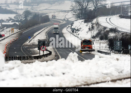 Un aratro da neve libera la A66 vicino a Bowes, dove la strada è stata chiusa per diverse ore a causa della neve pesante, come i previsori hanno avvertito che è in corso un altro scatto freddo - con parti del paese di fronte più neve e temperature gelide. Foto Stock