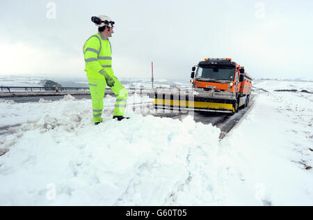 Un aratro da neve libera la A66 vicino a Bowes, dove la strada è stata chiusa per diverse ore a causa della neve pesante, come i previsori hanno avvertito che è in corso un altro scatto freddo - con parti del paese di fronte più neve e temperature gelide. Foto Stock