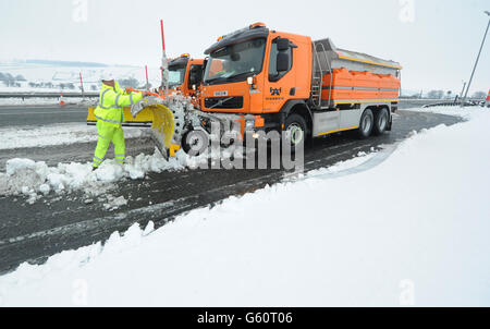 Un aratro da neve libera la A66 vicino a Bowes, dove la strada è stata chiusa per diverse ore a causa della neve pesante, come i previsori hanno avvertito che è in corso un altro scatto freddo - con parti del paese di fronte più neve e temperature gelide. Foto Stock