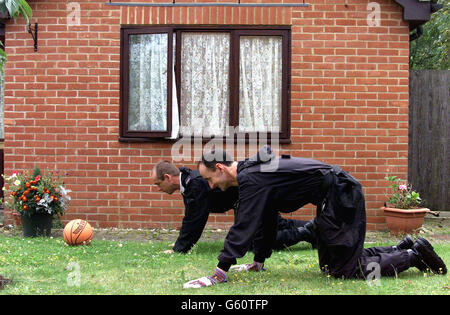 La polizia continua la sua ricerca nei giardini dei residenti a Soham, Cambs, per le ragazze di 10 anni Holly Wells e Jessica Chapman. La coppia è sparita domenica 4 agosto 2002 indossando camicie Manchester United identiche recanti il nome del capitano inglese David Beckham. * la squadra ha fatto un appello personale affinchè le ragazze ritornino a casa. Foto Stock