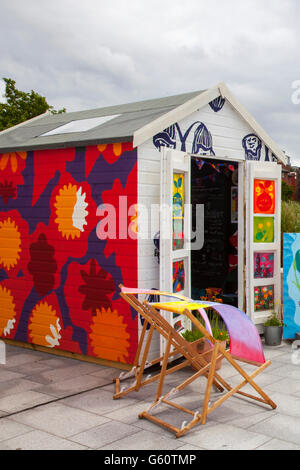 Capannoni da giardino dipinti; arte e opere d'arte sul Beach Hut a Liverpool, Merseyside, Regno Unito. Situato nel molo di Albert, 20 capanne in legno dipinte sulla spiaggia sono state poste come un'enigmatica attrazione turistica della città. Foto Stock