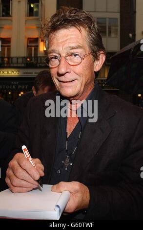 L'attore John Hurt arriva per la notte stampa di 'on a Average Day' - con Woody Harrelson e Kyle MacLachlan - al Comedy Theatre nel centro di Londra. Foto Stock