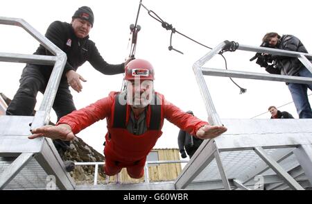 Robert Davies, 68 anni, di Bethesda prima del suo tentativo di zip wire a zip World a Penryn Quarry, Bethesda, Bangor, Galles del Nord. Foto Stock