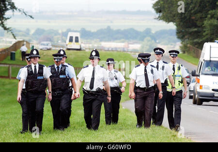 Gli ufficiali di polizia continuano la loro ricerca di 10 anni mancanti Jessica Chapman e Holly Wells nella zona di Warren Hill Gallops di Newmarket, Suffolk. Foto Stock