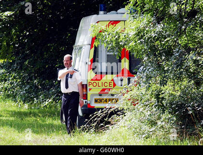 Gli ufficiali di polizia continuano la loro ricerca di 10 anni mancanti Jessica Chapman e Holly Wells in aree boscose sulla zona di Warren Hill Gallops di Newmarket, Suffolk. Foto Stock