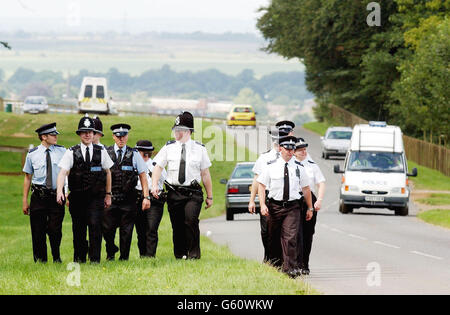 Gli ufficiali di polizia continuano la loro ricerca di 10 anni mancanti Jessica Chapman e Holly Wells nella zona di Warren Hill Gallops di Newmarket, Suffolk. Foto Stock