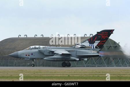 Un 70° anniversario 'Dambuster' dipinto RAF Tornado Jet decollo da RAF Coningsby nel Lincolnshire. Foto Stock