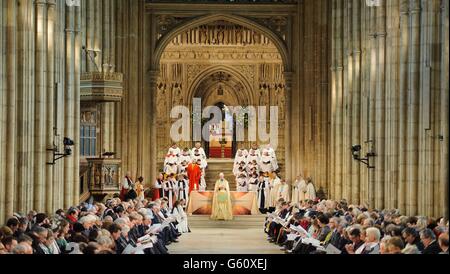 Una visione generale come l'arcivescovo di Canterbury il reverendo Justin Welby durante un servizio all'interno della cattedrale di Canterbury a Canterbury, Kent per la sua intronizzazione. Foto Stock