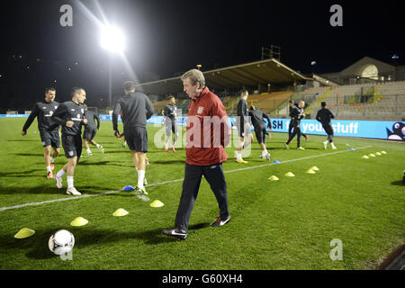 Calcio - 2014 qualificatore Coppa del mondo - Gruppo H - San Marino / Inghilterra - Inghilterra allenamento - Serravalle Stadium. Il manager inglese Roy Hodgson (centro) durante la sessione di allenamento allo stadio Serravalle di Serravalle, San Marino. Foto Stock