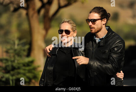 Sharon Stone e il fidanzato Martin Mica (a destra) durante una visita al vigneto Quinta das Carvalhas della Real Companhia Velha nella Valle del Douro, in Portogallo. Foto Stock