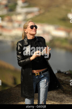 Sharon Stone durante una visita al vigneto Quinta das Carvalhas della Real Companhia Velha nella Valle del Douro, Portogallo. Foto Stock