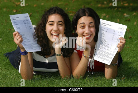 Gemelli di celebrare un livello di successo i risultati Foto Stock