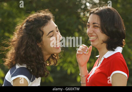 Festeggiando ottenere cinque pass di grado 'A' ad UN livello -, sono gemelli, Bahar Mirshekar-Syahkal, a sinistra, e Negar Mirshekar -Syahkal, dalla Colchester County High School for Girls, Colchester, Essex. Entrambi vanno a Cambridge per leggere la medicina. * anche quest'anno il record passa a livello "A". Foto Stock