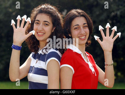 Festeggiando ottenere cinque pass di grado 'A' ad UN livello -, sono gemelli, Bahar Mirshekar-Syahkal (a sinistra) e Negar Mirshekar -Syahkal, dalla Colchester County High School for Girls, Colchester, Essex. Entrambi vanno a Cambridge per leggere la medicina. *...anche quest'anno il record passa a livello "A". Foto Stock