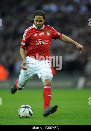 Chris Westwood di Wrexham prende la sua pena durante il tiro fuori Foto Stock