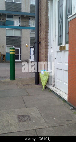 CORRETTO ORIENTAMENTO. I fiori sono posati fuori della casa di tre anni Olivia Uffindell che è morto dopo che il suo buggy è stato soffiato nel percorso di un furgone nel sud di Londra. Foto Stock