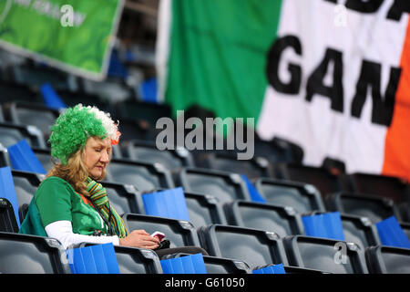 La Repubblica d'Irlanda è tifosa prima della partita dei qualificatori della Coppa del mondo FIFA 2014 alla Friends Arena di Stoccolma, Svezia. Foto Stock