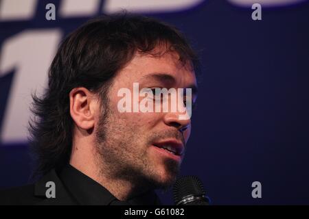 Inigo Calderon di Brighton e Hove Albion è intervistato dalla BBC Il presentatore della TV Manish Bhasin Foto Stock