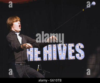 Cantante della band svedese The Hives, Howlin' pelle, che si esibisce sul palco principale del festival musicale Carling Weekend di Reading. Foto Stock