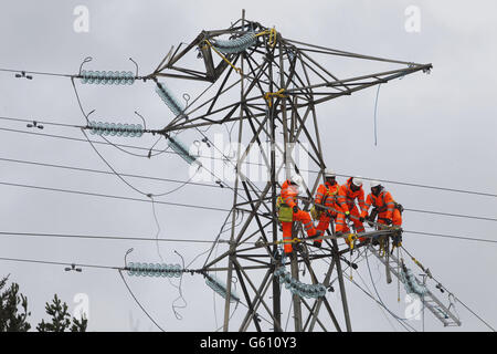 I lavoratori sono raffigurati su un pilone danneggiato a Kintyre, in Scozia, mentre le comunità si trovano ad affrontare un sesto giorno senza potere. Foto Stock