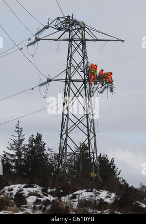 I lavoratori sono raffigurati su un pilone danneggiato a Kintyre, in Scozia, mentre le comunità si trovano ad affrontare un sesto giorno senza potere. Foto Stock