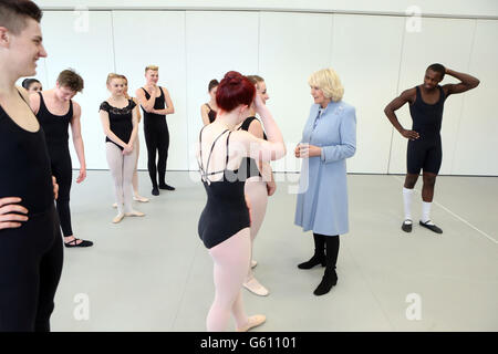 La Duchessa di Cornovaglia incontra gli studenti di danza durante la sua visita alla Brit School for Performing Arts di Croydon, nel sud di Londra. Foto Stock