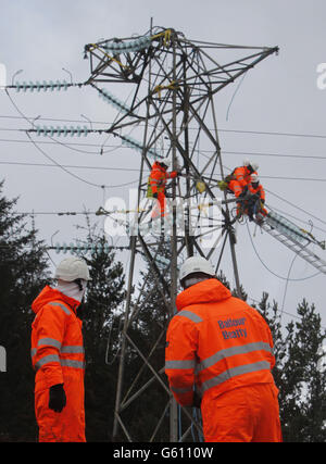 I lavoratori sono raffigurati su un pilone danneggiato a Kintyre, in Scozia, mentre le comunità si trovano ad affrontare un sesto giorno senza potere. Foto Stock