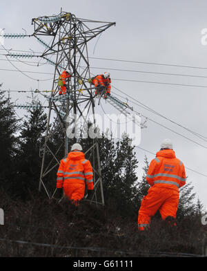 I lavoratori sono raffigurati su un pilone danneggiato a Kintyre, in Scozia, mentre le comunità si trovano ad affrontare un sesto giorno senza potere. Foto Stock