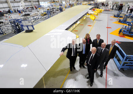 Il segretario commerciale vince Cable (davanti) con (da sinistra a destra) Robin Southwell, Mark Stewart, Katherine Bennett, Steve Thomas, Garry Dalton e Roger Bourne, durante la sua visita allo stabilimento di assemblaggio dell'ala Airbus A380, a Broughton. Foto Stock