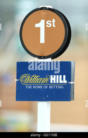 Corse ippiche - William Hill Lincoln Meeting - Day One - Doncaster Racecourse. Segnaletica intorno alla pista Foto Stock