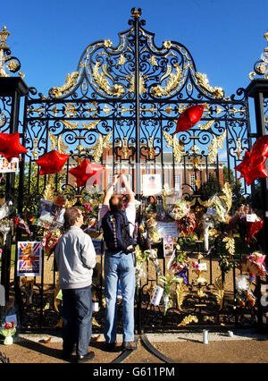 Tributi floreali alle porte di Kensington Palace nel centro di Londra, l'ex casa di Diana, Principessa del Galles, nel quinto anniversario della sua morte. Foto Stock